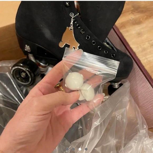 BRAND NEW NEVER WORN black moxi lolly skates size 8 - Picture 3 of 4